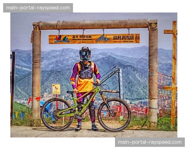 极峰山地车公园速降赛决赛选手准备就绪