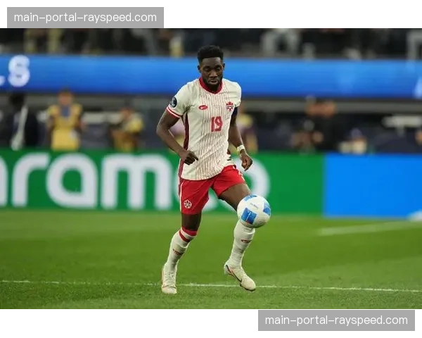 拜仁慕尼黑左后卫阿方索·戴维斯右膝前交叉韧带撕裂，至少休养9个月