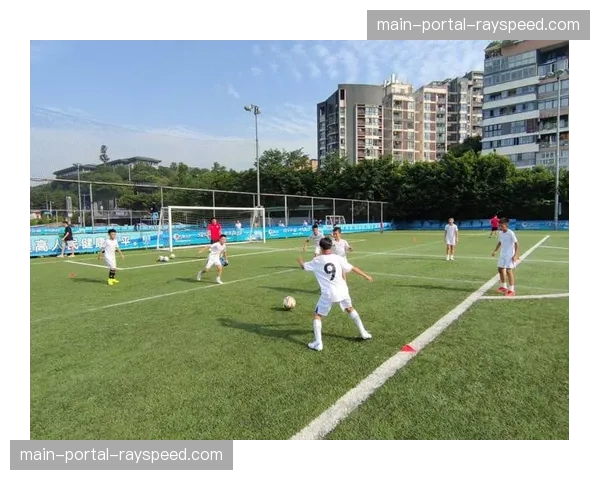 社区活动：里昂俱乐部青训营举办公开体验日，吸引千余名小球员参与