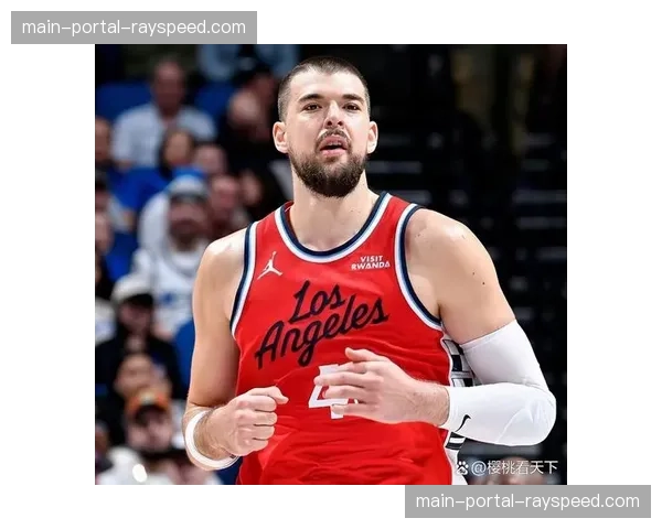 转会流言：多位消息人士称，活塞队可能交易其明星前锋以换取未来选秀权。